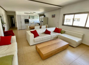 Beautiful 2-bedroom condo in the heart of Tel Aviv